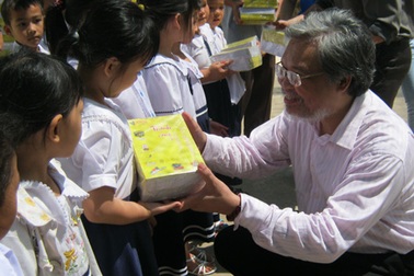 2.000 quyển vở đến với các học sinh nghèo Cần Thơ, Vĩnh Long