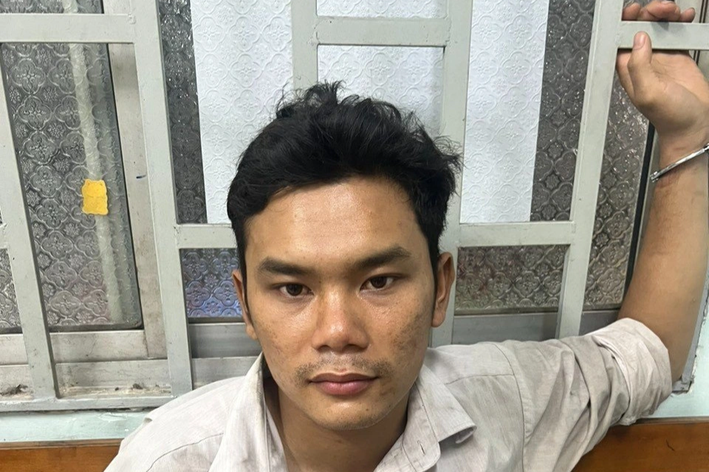 Mang súng rulo cùng 17 viên đạn đi bán bị cảnh sát phát hiện - 1 Mang súng rulo cùng 17 viên đạn đi bán bị cảnh sát phát hiện - 1