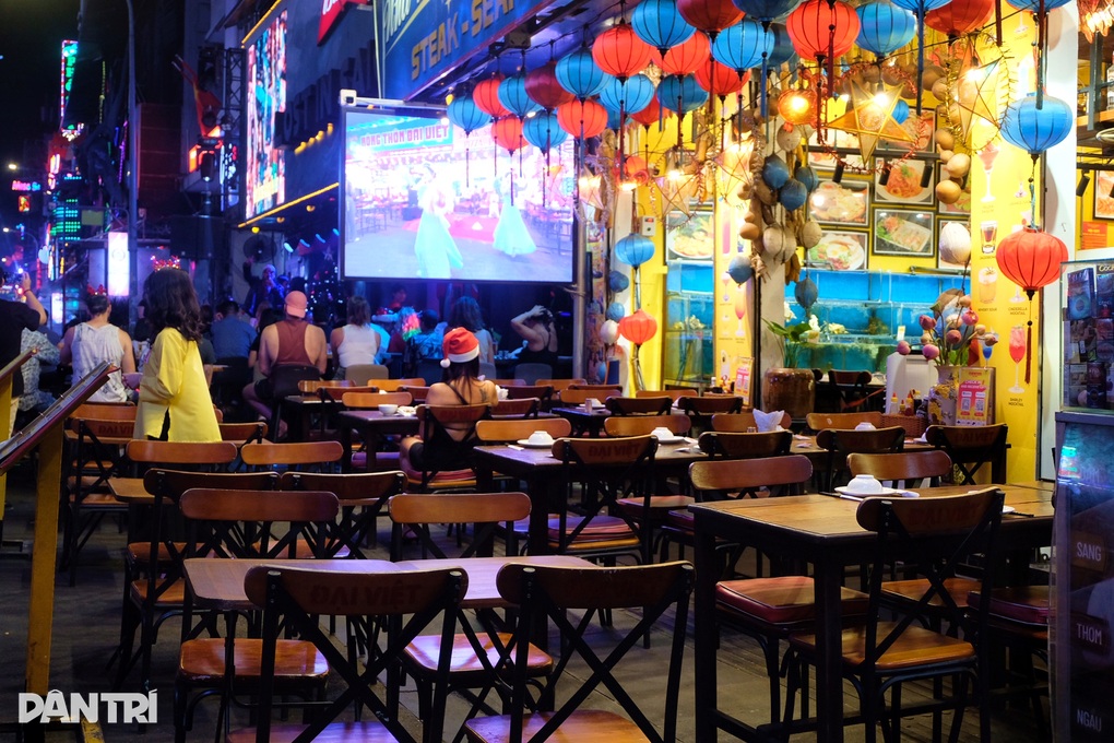Khách nước ngoài thích thú dạo phố Bùi Viện, lạ lẫm Giáng sinh ở Việt Nam - 3 Khách nước ngoài thích thú dạo phố Bùi Viện, lạ lẫm Giáng sinh ở Việt Nam - 3
