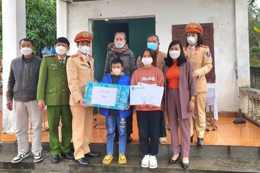 Phòng Cảnh sát giao thông nhận đỡ đầu 11 học sinh có hoàn cảnh khó khăn