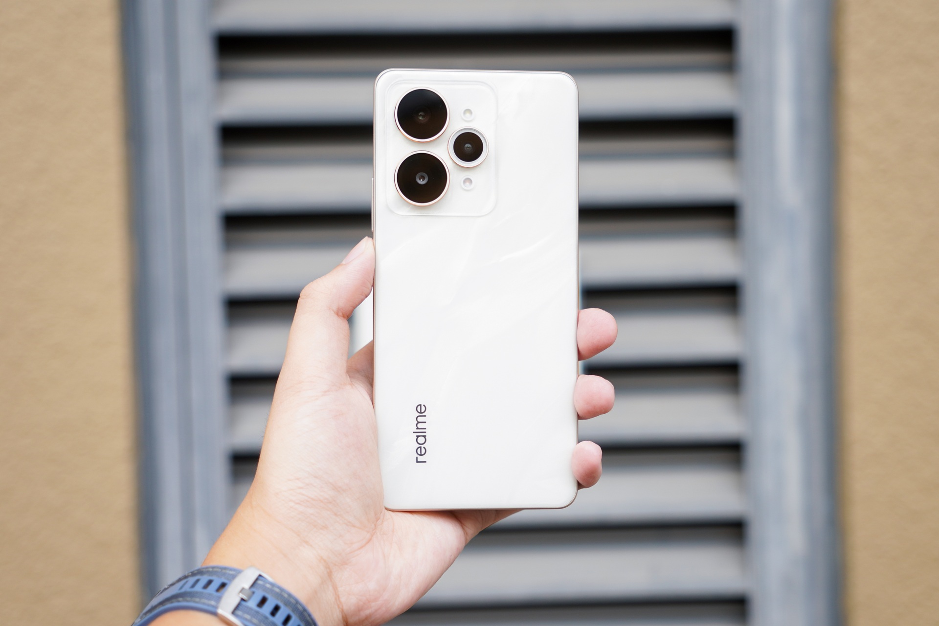 realme 15 Pro៖ ដំណើរការល្អ AI ចម្រុះ ប៉ុន្តែការរចនាត្រូវការការកែលម្អ - 28 realme 15 Pro: Hiệu suất tốt, AI đa dạng nhưng thiết kế cần cải thiện - 28