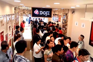 Giá vàng biến động: Người cầm vàng đổ xô đi bán để chốt lời