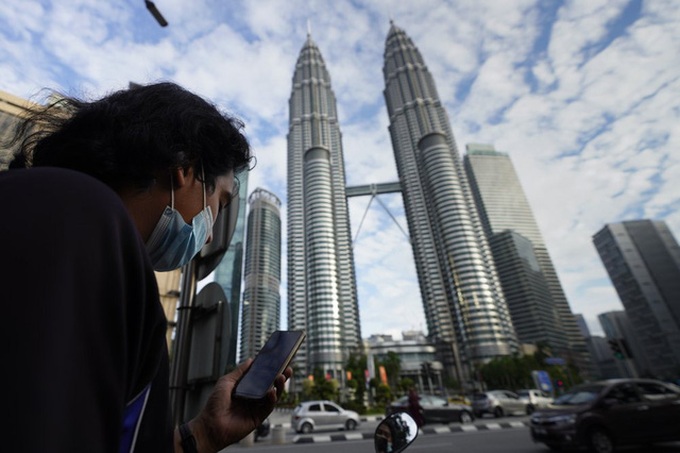 Malaysia - Singapore sẽ chính thức khởi động hành lang du lịch giữa hai nước dành cho người đã hoàn thành tiêm phòng COVID-19. (Ảnh: AP)