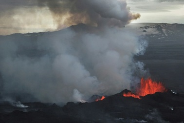 Núi lửa phun trào sau động đất  7 độ ở Nga