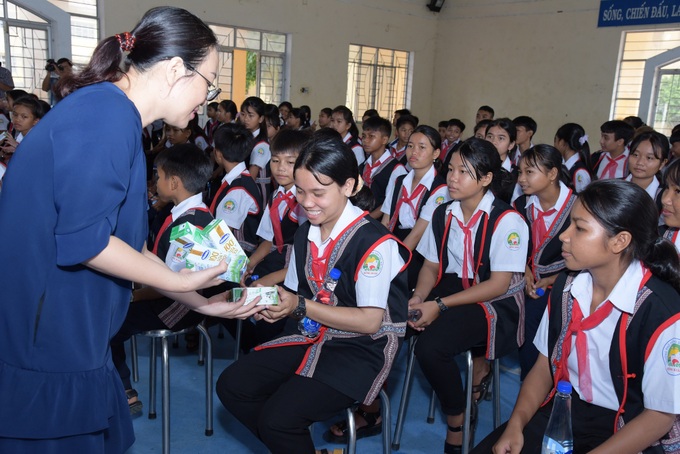 83.400 ly sữa đến với trẻ em có hoàn cảnh khó khăn tỉnh Phú Yên - Ảnh 2.