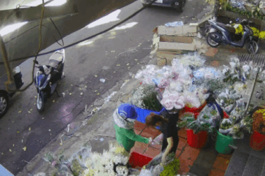 Ô tô trôi tự do, suýt tông 2 người phụ nữ ở cửa hàng hoa vì lỗi của tài xế