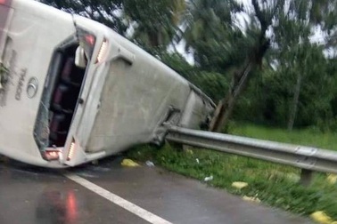 Xe khách lật nghiêng khi tránh cây đổ, 31 hành khách la hét hoảng loạn