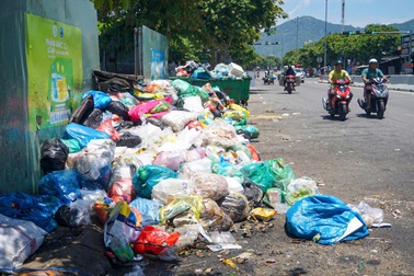 Để rác tràn ra đường, công ty thu gom bị dân gọi điện mắng