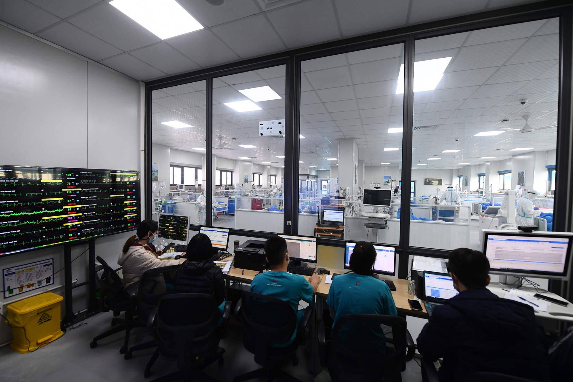 Chuông cảnh báo đỏ vang liên hồi trong khu điều trị F0 nguy kịch ở Hà Nội - 4 Chuông cảnh báo đỏ vang liên hồi trong khu điều trị F0 nguy kịch ở Hà Nội - 4