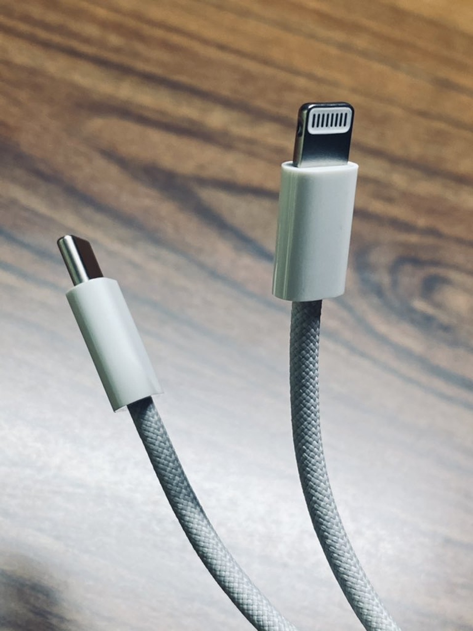 Cận cảnh phụ kiện duy nhất đi kèm iPhone 12 - 1 Cận cảnh phụ kiện duy nhất đi kèm iPhone 12 - 1