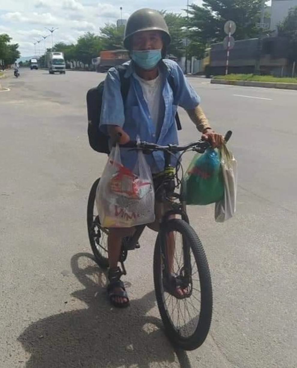Ông lão một tay đạp xe từ Đồng Nai về Thanh Hóa được CSGT giúp đỡ - 1 Ông lão một tay đạp xe từ Đồng Nai về Thanh Hóa được CSGT giúp đỡ - 1