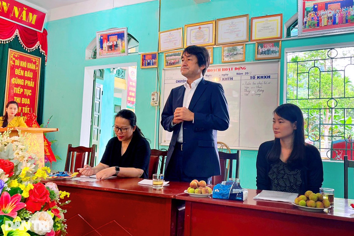 Quỹ Khuyến học Việt Nam trao tặng máy tính cho học sinh Hòa Bình - 1 Quỹ Khuyến học Việt Nam trao tặng máy tính cho học sinh Hòa Bình - 1