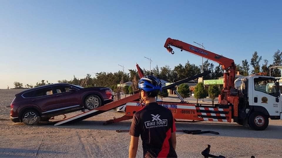 Mang Santa Fe mới ra mắt đi off-road gần biển, tài xế nhận cái kết đắng - 4 Mang Santa Fe mới ra mắt đi off-road gần biển, tài xế nhận cái kết đắng - 4