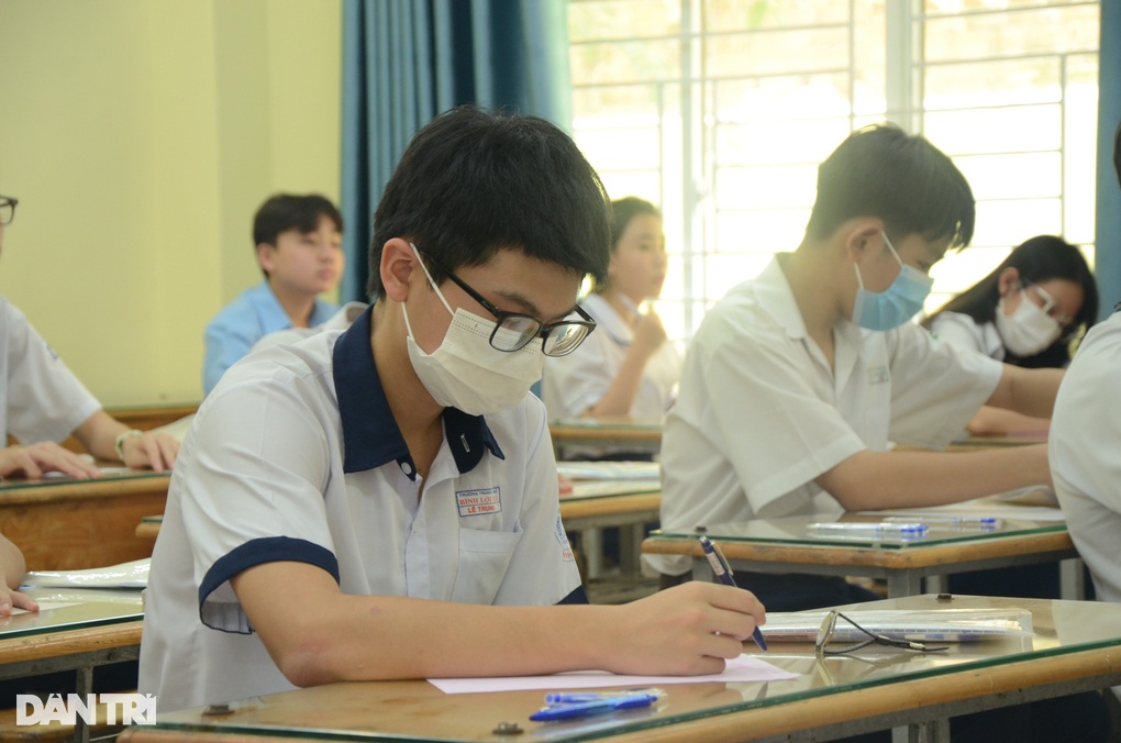 Mệt mỏi rã rời, thí sinh thi lớp 10 ngủ gục trước môn thi ngoại ngữ - 6 Mệt mỏi rã rời, thí sinh thi lớp 10 ngủ gục trước môn thi ngoại ngữ - 6