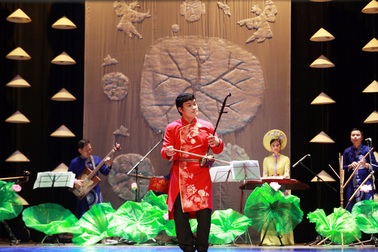 Đàn bầu, sáo trúc… bắt đầu hành trình biểu diễn tại nước bạn Nga