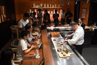 Lên hạng sao, 4 nhà hàng Việt "cháy máy", đau đầu từ chối khách vì quá đông