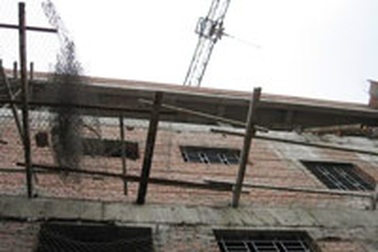 Sập giàn giáo, 3 công nhân rơi từ tầng 4 xuống