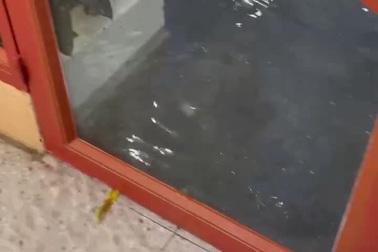 Quán cà phê ở Hà Nội mới khai trương 1 tháng, 3 lần chạy lụt