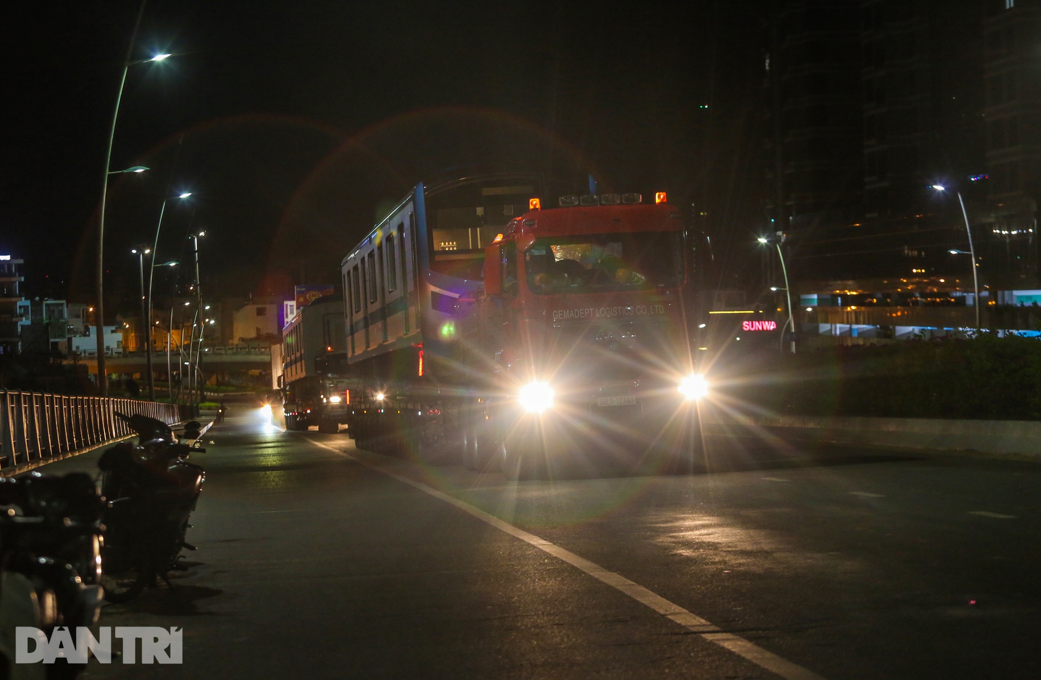 Xe siêu trọng xuyên đêm vận chuyển 3 toa tàu Metro số 1 về Depot Long Bình - 19