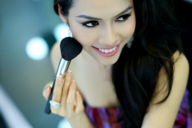 Á hậu Hoàng My học trang điểm