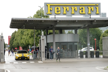 Hãng siêu xe Ferrari cũng mua ô tô điện Xiaomi Trung Quốc về để tìm hiểu?