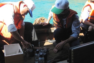 Xử lý khí độc trong khoang tàu nơi 4 thợ lặn tử vong