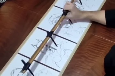 Họa sĩ gây kinh ngạc khi vẽ 5 bức tranh chân dung cùng một lúc