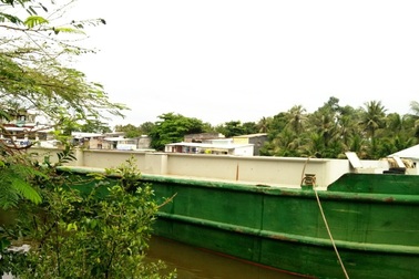 Hai sà lan tránh nhau, một chiếc đâm vào 3 ghe chở cát