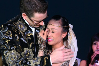 Ca sĩ Đoan Trang bật khóc trong lễ cưới