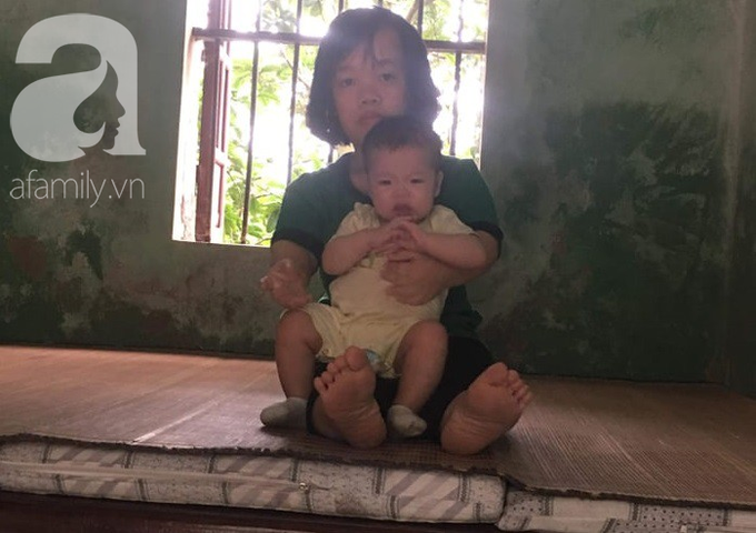 Xót cảnh bố mẹ trẻ tật nguyền đi làm thuê, gom góp tiền níu giữ mạng sống từng ngày cho con gái 9 tháng tuổi - Ảnh 3. Xót cảnh bố mẹ trẻ tật nguyền đi làm thuê, gom góp tiền níu giữ mạng sống từng ngày cho con gái 9 tháng tuổi - Ảnh 3.