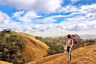 Mê mẩn với mùa cỏ cháy ở “cung đường trekking đẹp nhất Việt Nam”