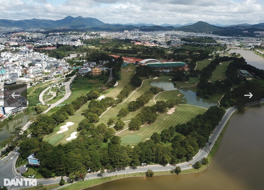 Công trình không phép trong sân golf Đồi Cù được xây trên đất rừng phòng hộ - 1 Công trình không phép trong sân golf Đồi Cù được xây trên đất rừng phòng hộ - 1