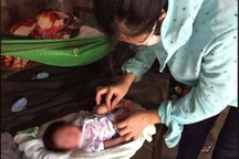 Bé trai 10 ngày tuổi kháu khỉnh bị bỏ rơi bên hồ cá