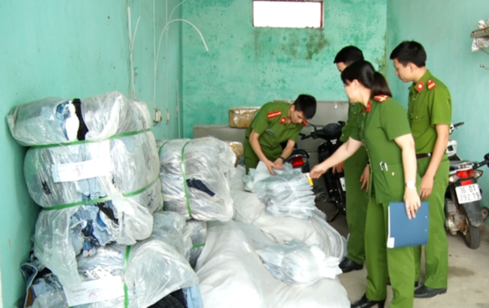 Mua lượng lớn quần áo cũ qua mạng xã hội, về gia công lại bán cho khách - 1 Mua lượng lớn quần áo cũ qua mạng xã hội, về gia công lại bán cho khách - 1
