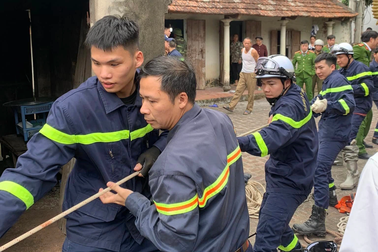Giải cứu người đàn ông rơi xuống giếng sâu 25m ở Hà Nội