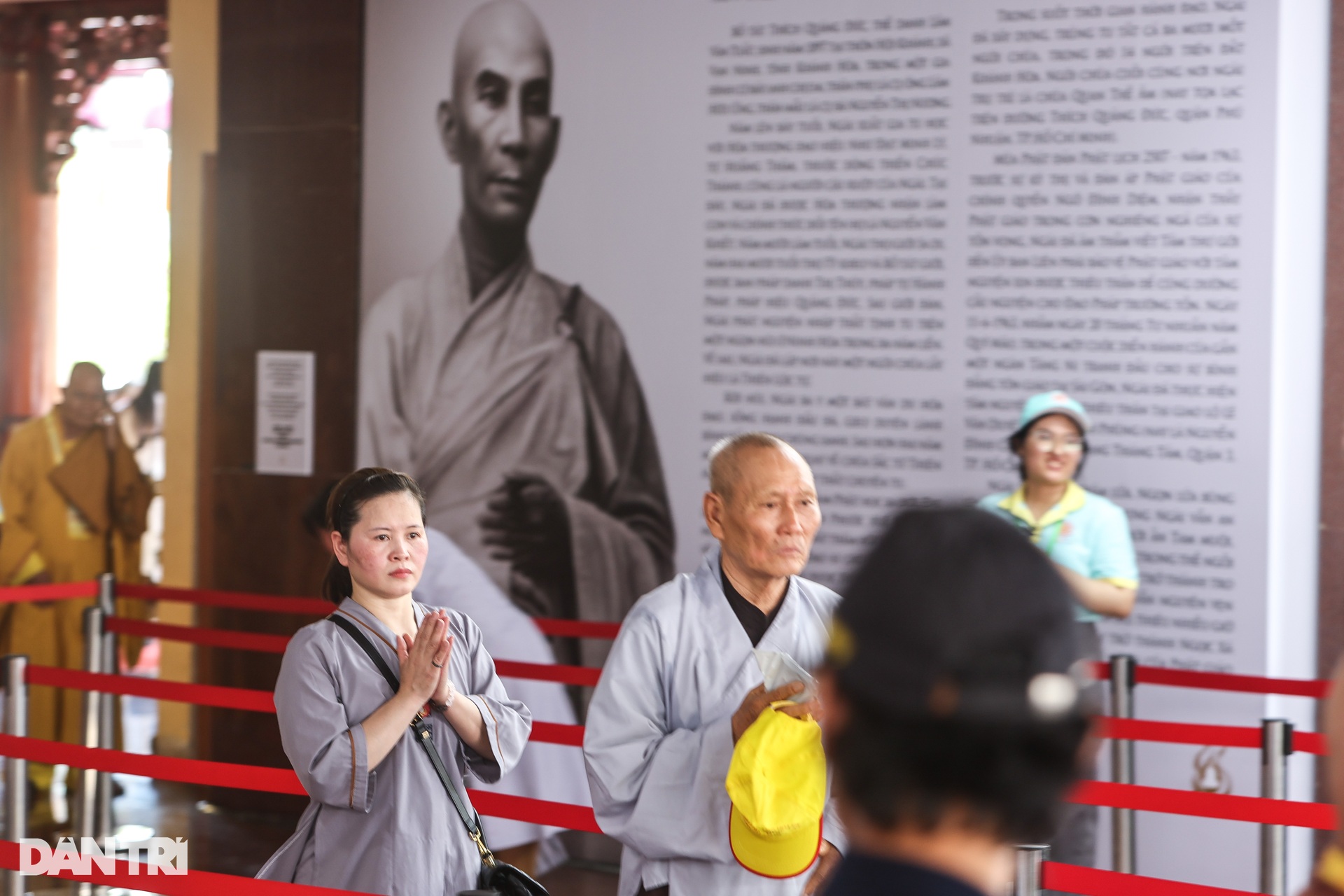 Biển người xếp hàng chờ chiêm bái xá lợi Bồ tát Thích Quảng Đức ở TPHCM - 11 Biển người xếp hàng chờ chiêm bái xá lợi Bồ tát Thích Quảng Đức ở TPHCM - 11