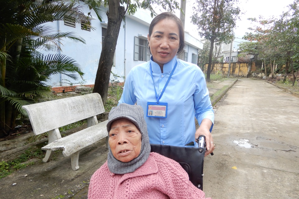 Nữ nhân viên chăm sóc người tâm thần: Tôi xem họ như người thân của mình - 2