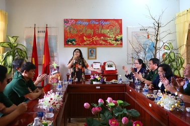 NSND Lệ Thủy cùng gói bánh tét với người dân biên giới