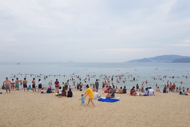 Nha Trang: Đổ xô đi tắm giải nhiệt, bãi biển đông nghẹt cuối tuần