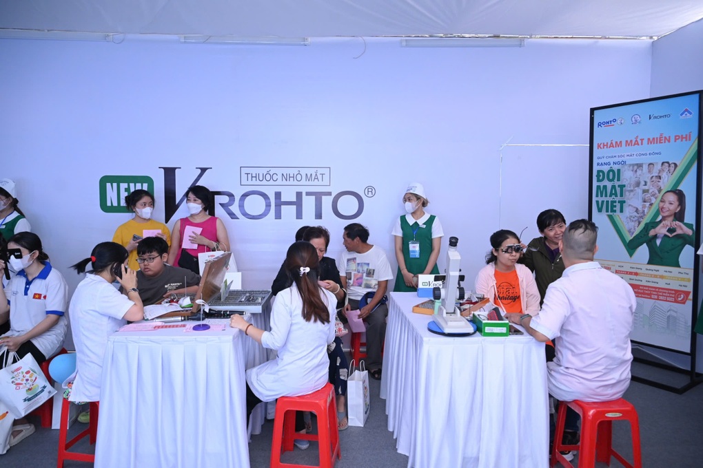 Quỹ Rạng ngời đôi mắt Việt tổ chức khám mắt và mổ đục thủy tinh thể miễn phí - 2 Quỹ Rạng ngời đôi mắt Việt tổ chức khám mắt và mổ đục thủy tinh thể miễn phí - 2