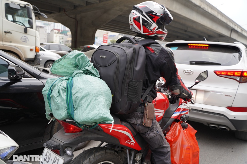 Người dân đổ về quê nghỉ Tết sớm, đường phố cửa ngõ Hà Nội ùn ứ kéo dài - 10 Người dân đổ về quê nghỉ Tết sớm, đường phố cửa ngõ Hà Nội ùn ứ kéo dài - 10