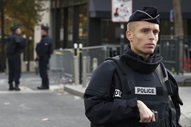 Kẻ thù nằm trong lòng nước Pháp?