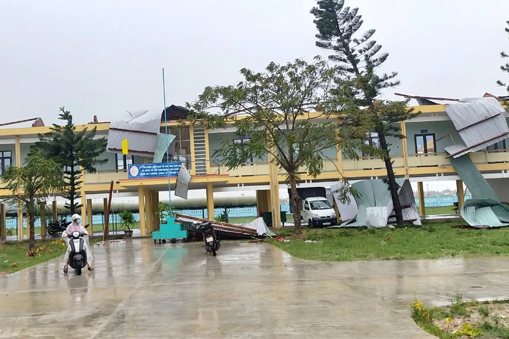 Nhiều trường học ở Quảng Nam bị tốc mái, hư hỏng do bão Noru - 1 Nhiều trường học ở Quảng Nam bị tốc mái, hư hỏng do bão Noru - 1
