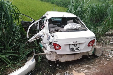 Ô tô bị tàu hỏa tông văng hàng chục mét, tài xế trọng thương