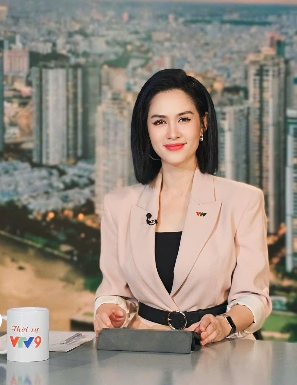 BTV VTV gây sốt với màn phỏng vấn bé gái trong đại lễ 30/4 là ai? - 3 BTV VTV gây sốt với màn phỏng vấn bé gái trong đại lễ 30/4 là ai? - 3