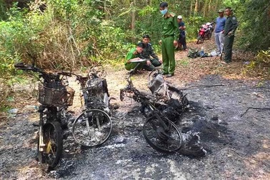 3 xe máy của cán bộ bảo vệ rừng bị thiêu rụi