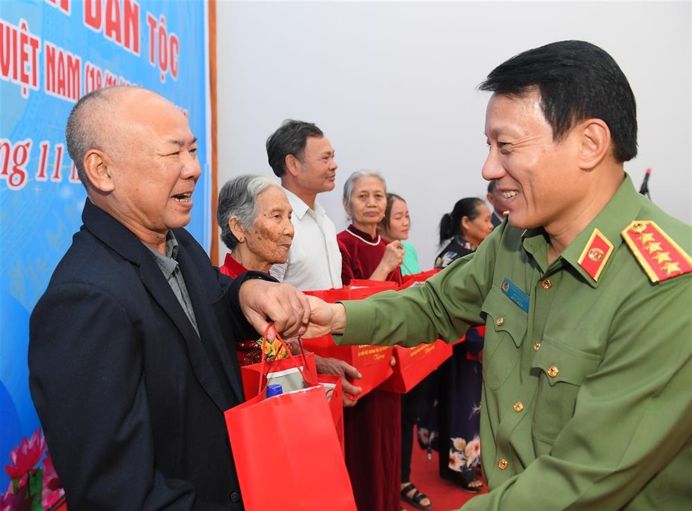 El general Luong Tam Quang asiste al Día de la Gran Unidad Nacional en Lao Cai - 3 Đại tướng Lương Tam Quang dự Ngày hội Đại đoàn kết toàn dân tộc ở Lào Cai - 3