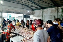 Sóc Trăng: Mùng 3 Tết, người dân chen chân mua gà cúng tiễn ông bà