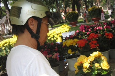 Hoa lạ đắt hàng, đào mai chờ phiên cuối