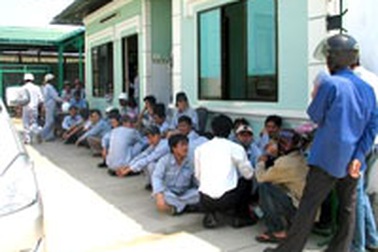 Hơn 170 công nhân đình công đòi tăng lương